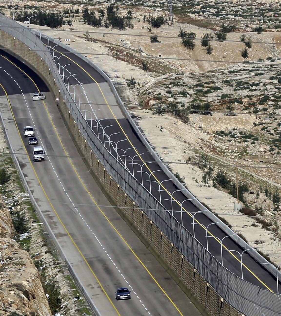 Mauer zwischen Israelis und Palästinensern auf neuer Autobahn