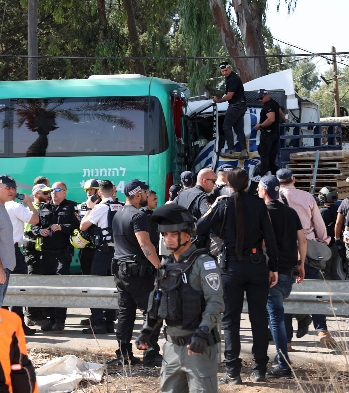 Israelische Polizei sichert einen Unfallort, wo ein LKW eine voll besetzte Bushaltestelle gerammt hat. 