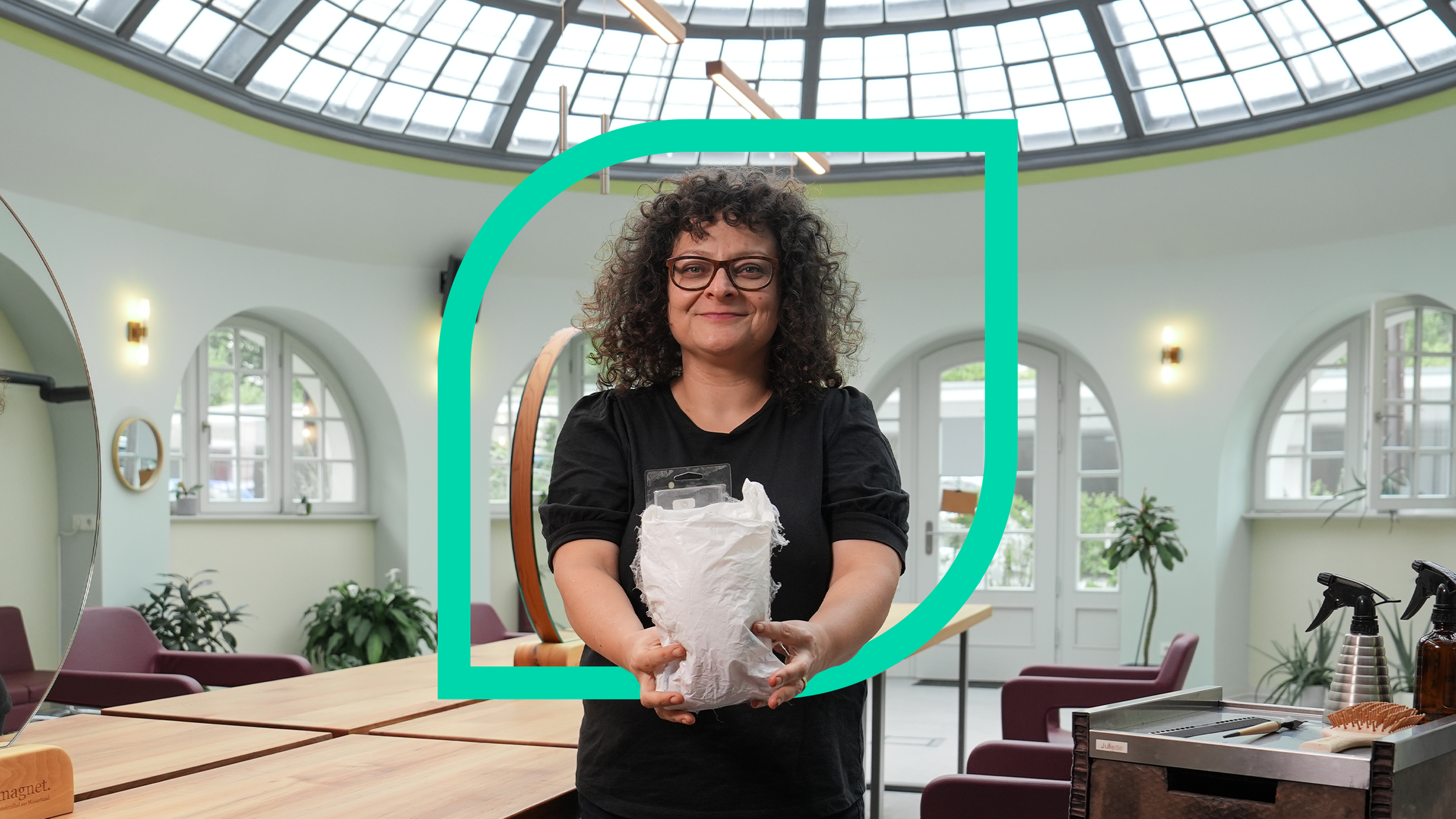 In ihrem Zero Waste Salon produziert Friseurin Juliette nur ca. 1 Liter Müll in der Woche