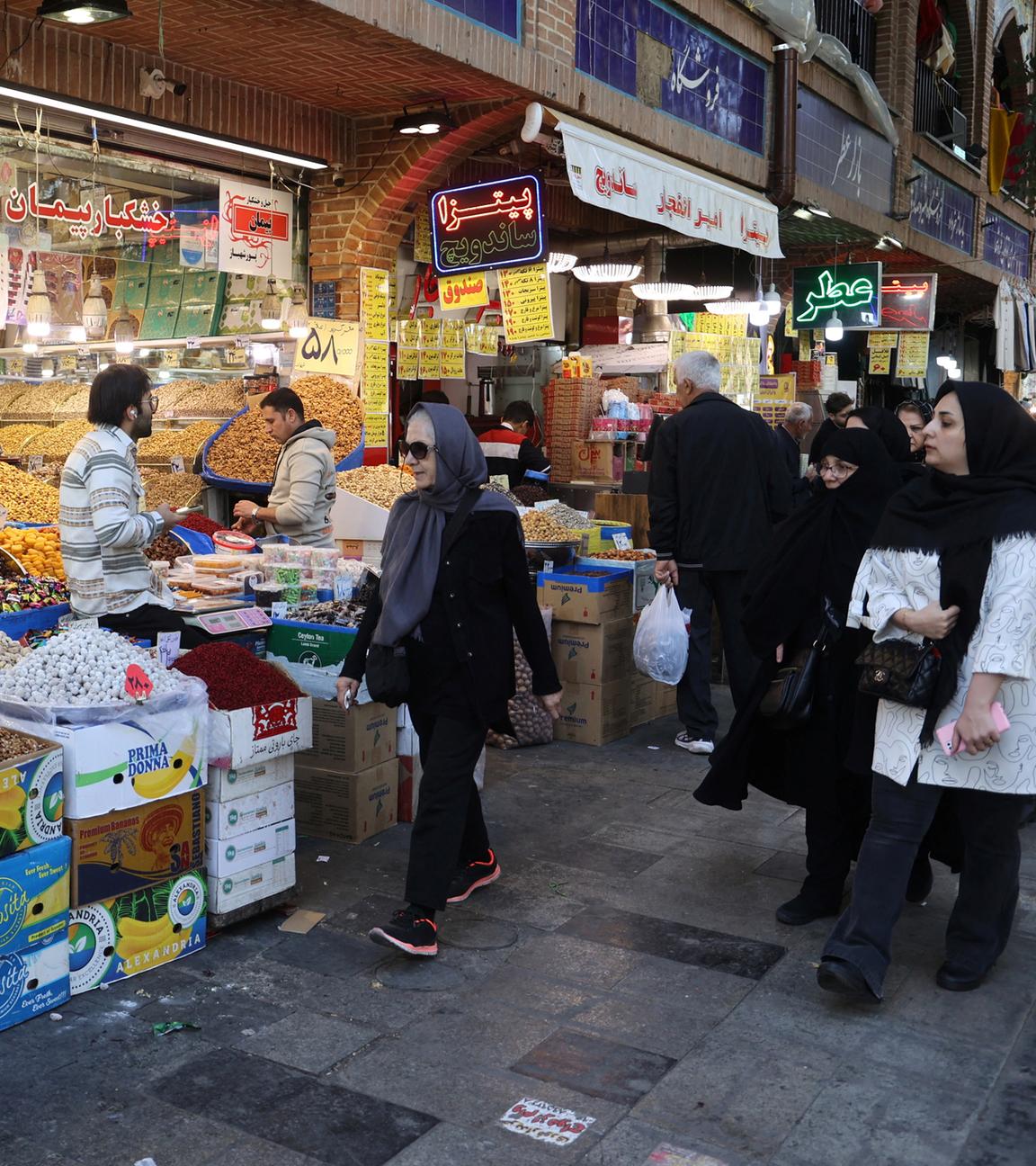 Iraner gehen auf dem Teheraner Basar spazieren, nachdem mehrere Explosionen zu hören waren, in Teheran, Iran, 26.10.2024.